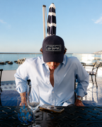 Homme portant la casquette Gamberge Club bleu marine inspirée par la Méditerranée.