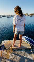 Femme portant le dos du t-shirt Gamberge & Sun blanc avec imprimé Gamberge & Sun.