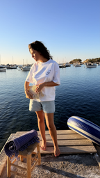 Femme portant le t-shirt Gamberge & Sun blanc inspiré par la Méditerranée.