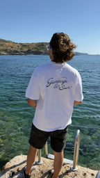Homme portant le dos du t-shirt Gamberge & Sun blanc avec imprimé Gamberge & Sun.