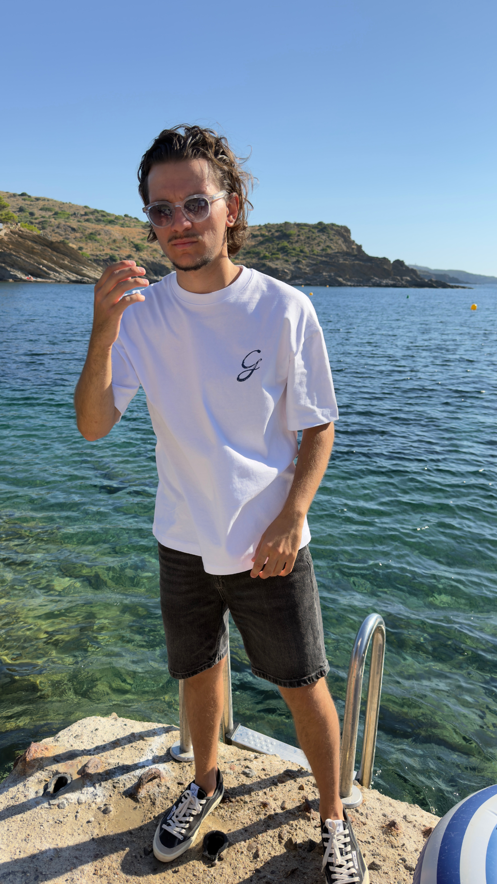 Homme portant le t-shirt Gamberge & Sun blanc inspiré par la Méditerranée.