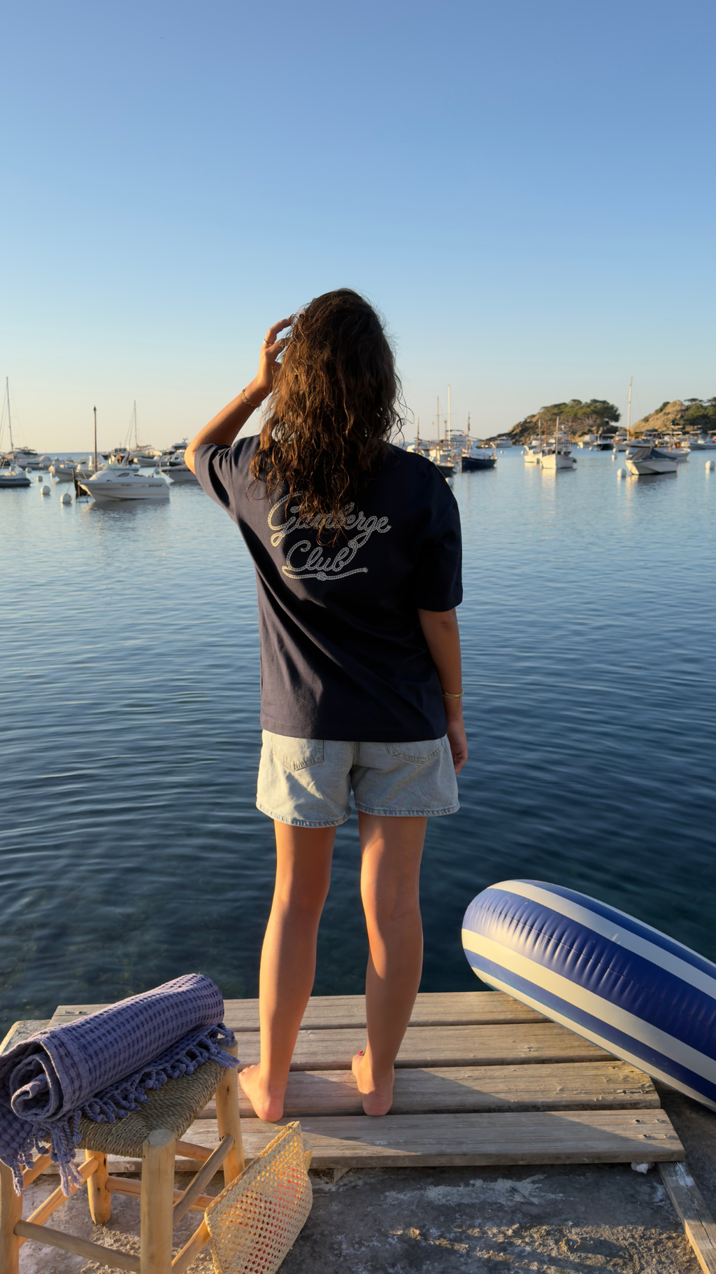 Femme portant le dos du t-shirt Gamberge Club bleu marine avec imprimé Gamberge Club.