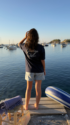 Femme portant le dos du t-shirt Gamberge Club bleu marine avec imprimé Gamberge Club.