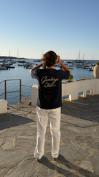 Homme portant le dos du t-shirt Gamberge Club bleu marine avec imprimé Gamberge Club.