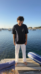Homme portant le t-shirt Gamberge Club bleu marine inspiré par la Méditerranée.