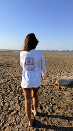 Femme portant le t-shirt manches longues Welcome to Gamberge Club dans un décor méditerranéen.